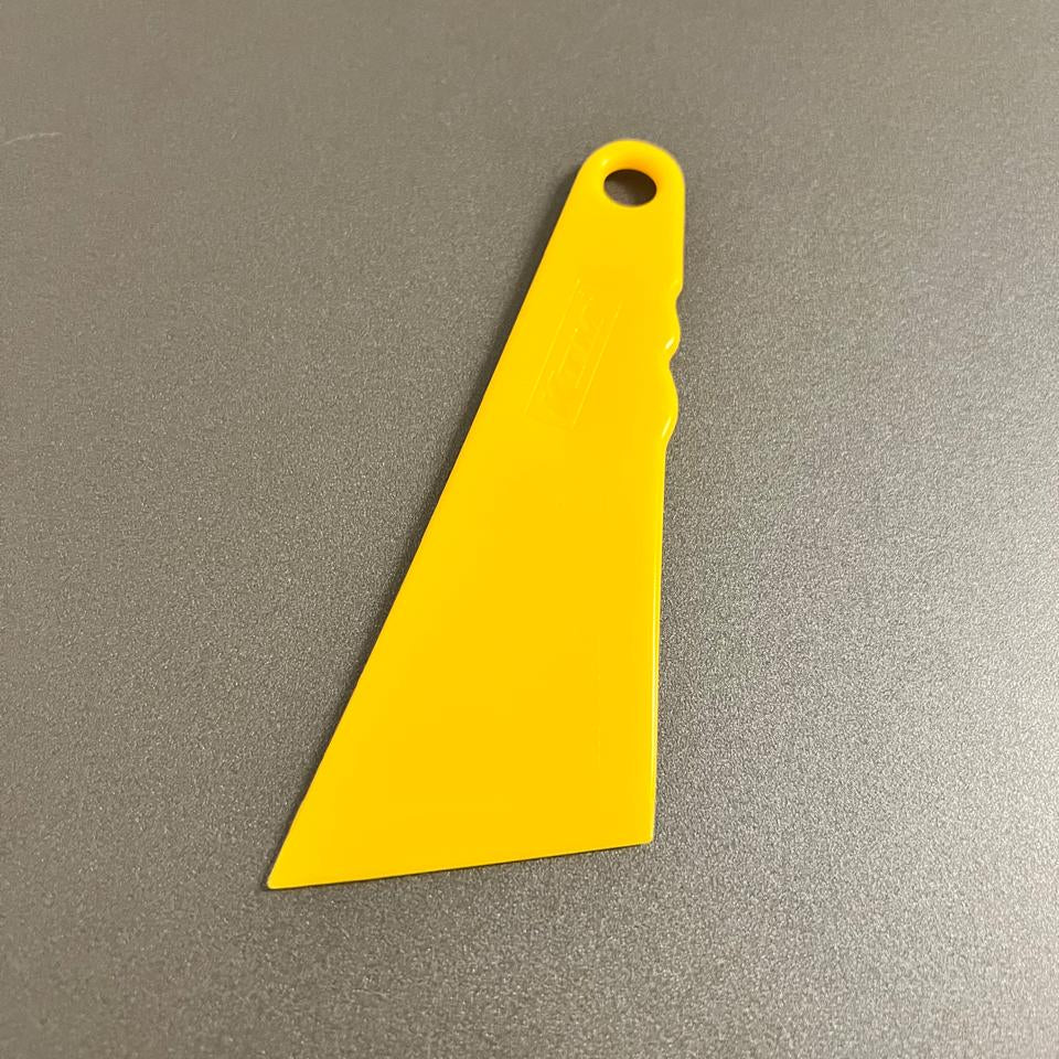 Espátula KTM Amarela – Aplicação Suave e Profissional (13x5 cm)