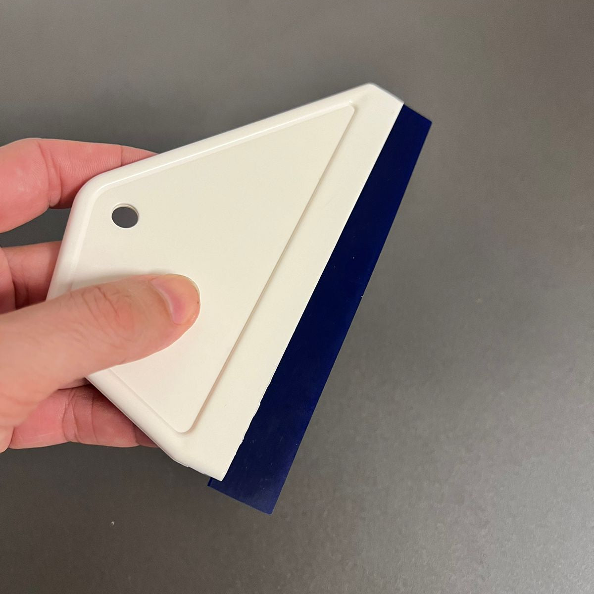 Rodo Trapézio Azul com Borracha de Média Rigidez – Limpeza Eficiente na Instalação de Películas